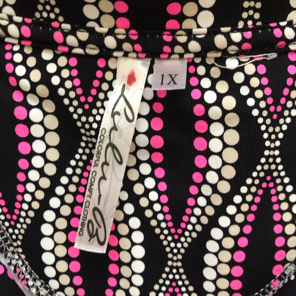 Lulu-B Black and Pink Neutral Dot Geometric Top Like New in 1X - Picture 4 of 6